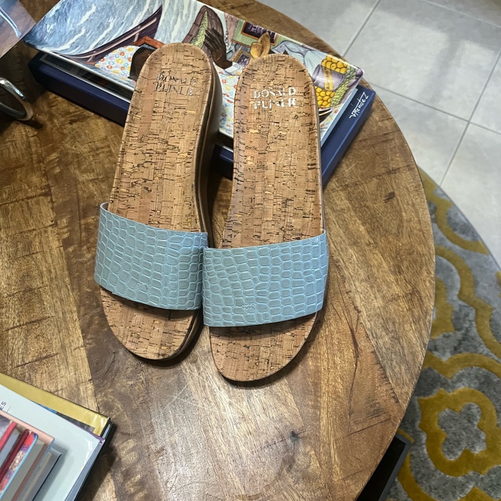Donald J Pliner thong sandal. Blue/grey with wood effect sole. Size 11 new.